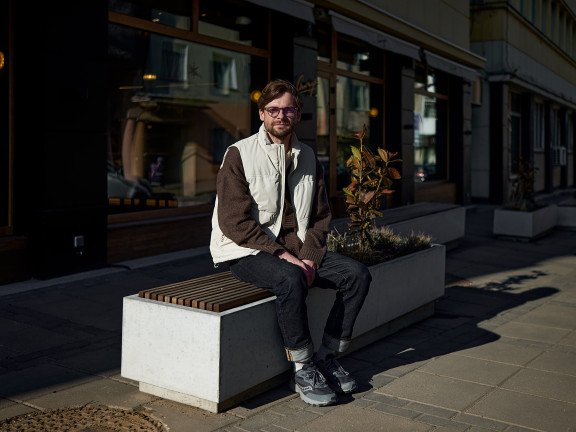 Чоловік сидить на лавці