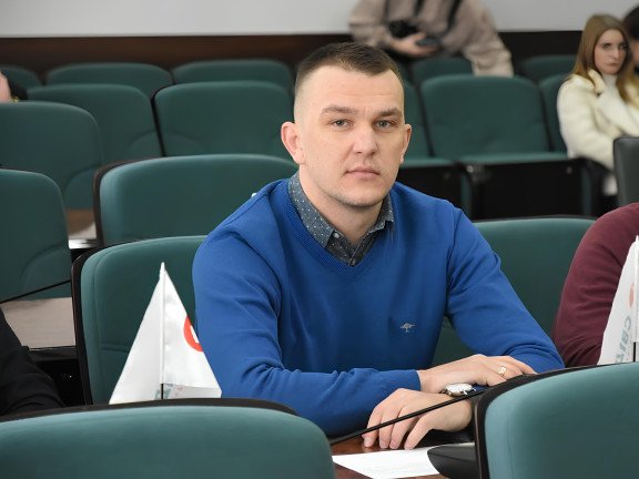 людина сидить