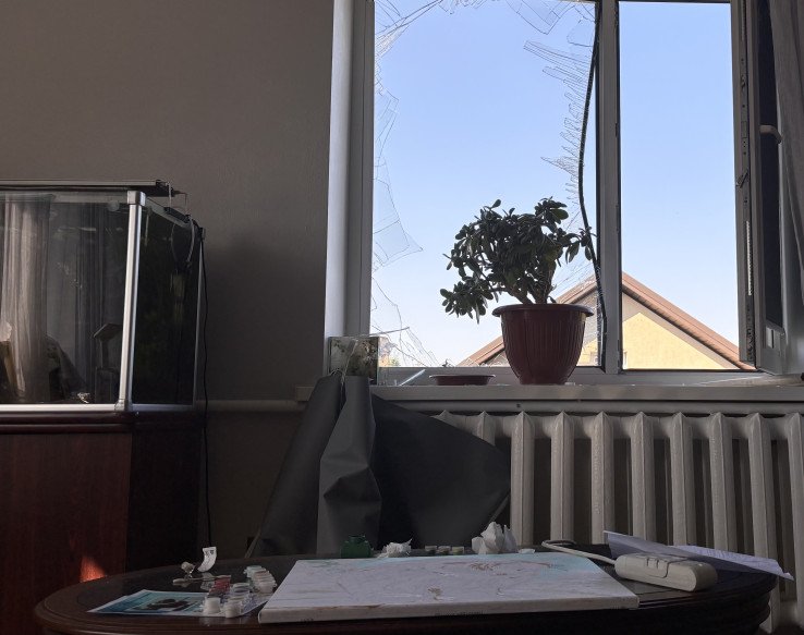 В одній із квартир району потрощені вікна, пошкодження також зазнала покрівля. 