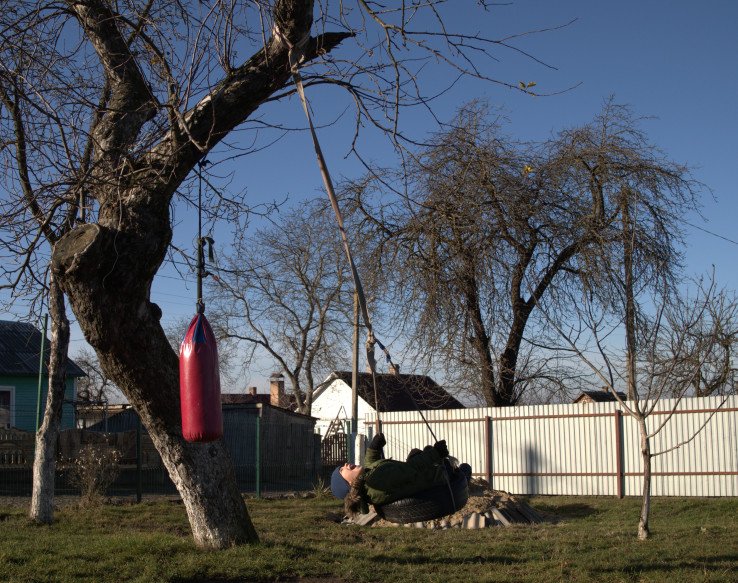 Олег любить тварин, про нього відгукуються, як про дуже доброго чоловіка. Степан — тішиться дитинству, в якому є затишок та двір, повний розваг. 