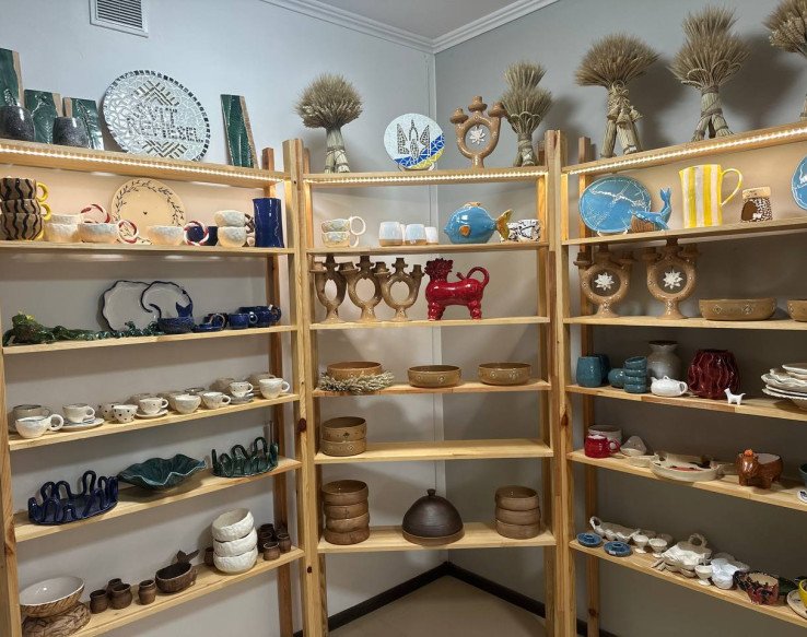 Полиці студії «Світ ремесел». 