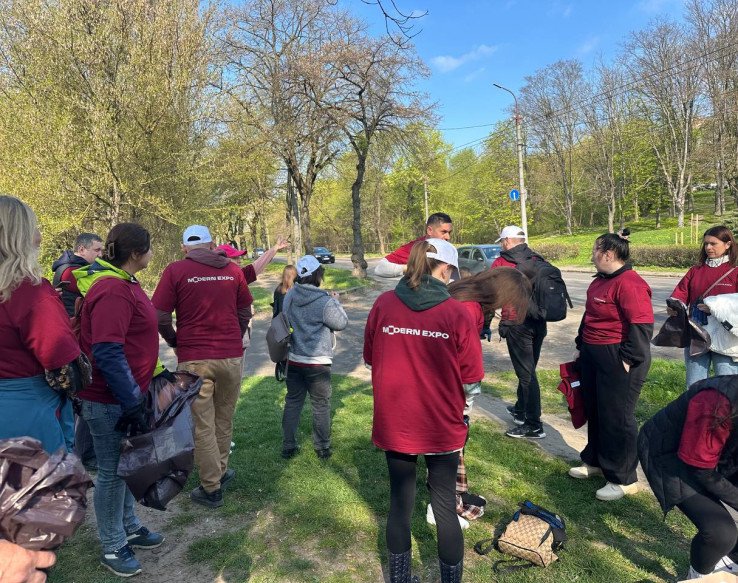 Учасники толоки почали прибирати сміття біля річки Стир. Фото: misto.media. 