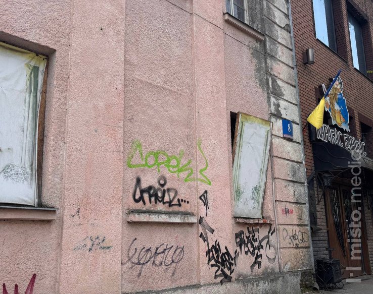 Територія будівлі вранці 24 квітня. Фото: Тетяна Приймачок. 