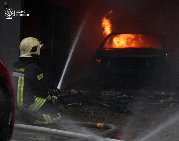 Рятувальники ліквідовують наслідки нічної атаки. Фото: Головне управління ДСНС у Волинській області.