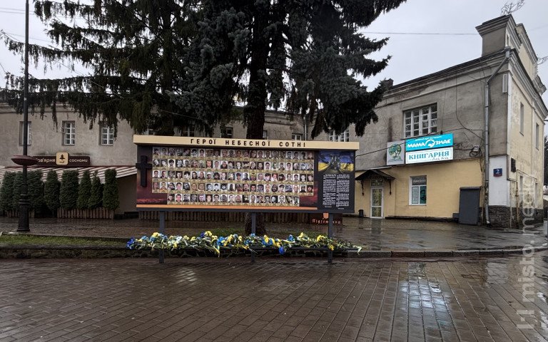 стенд зі світлинами Героїв Небесної Сотні