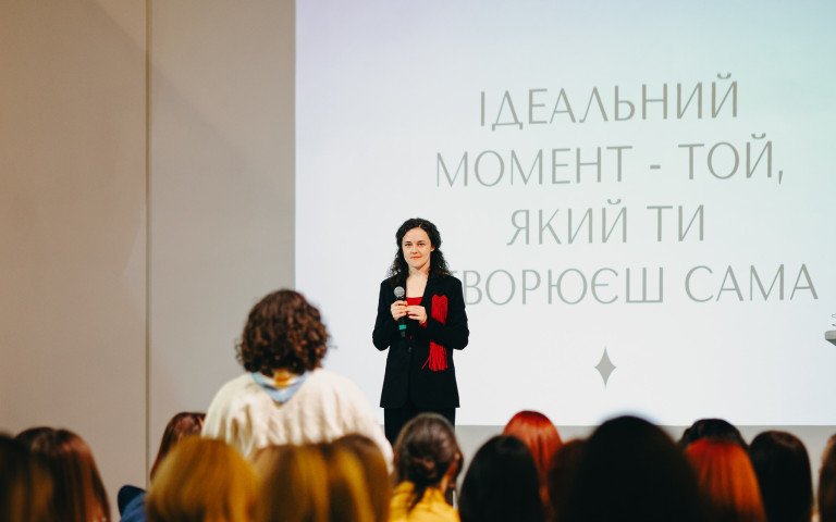 У Луцьку організували форум жіночого лідерства. жінка на сцені