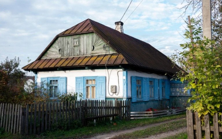 Традиційний сільський будинок у Волинській області.