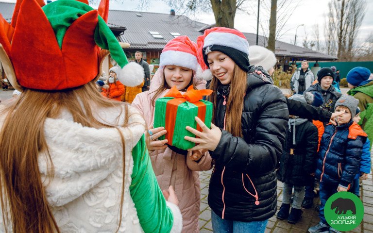 У Луцькому зоопарку анонсували зустріч зі Святим Миколаєм. діти з подарунком