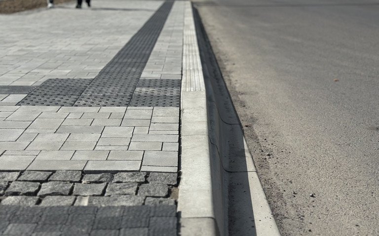 Дорога та тротуар з увігнутим бордюром.