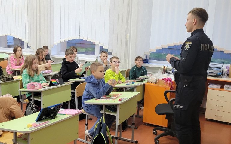 Інспектор безпеки з дітьми у класі.
