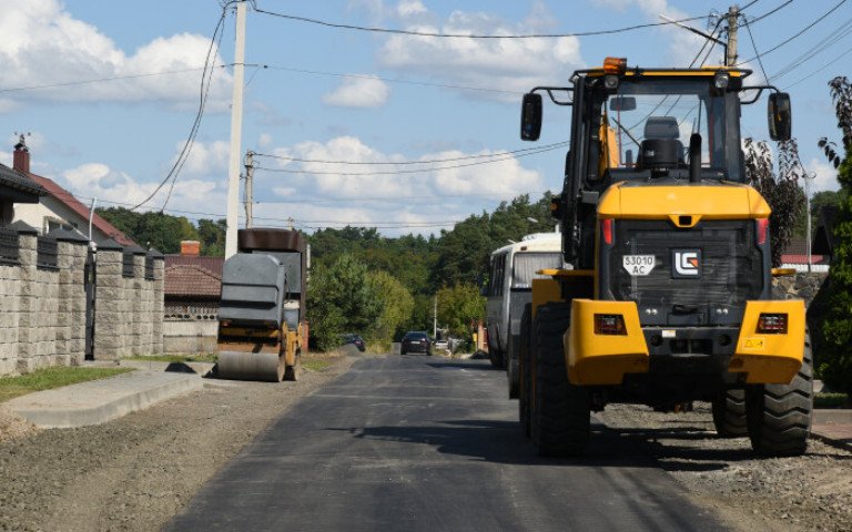 ремонт дороги Техніка ремонтує дорогу.