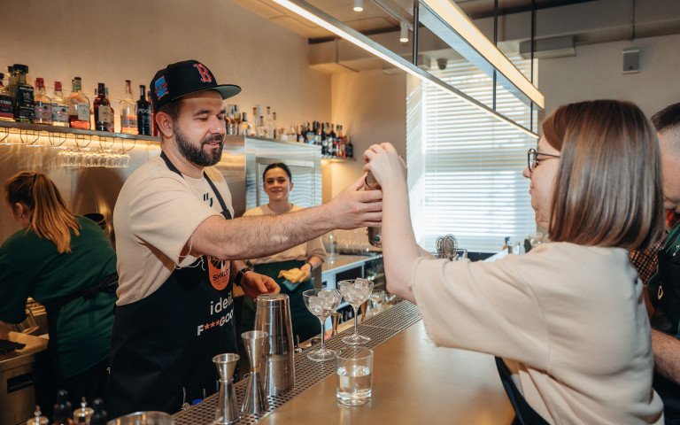 misto.cafe у Луцьку оголосило дайджест подій на червень люди у кафе