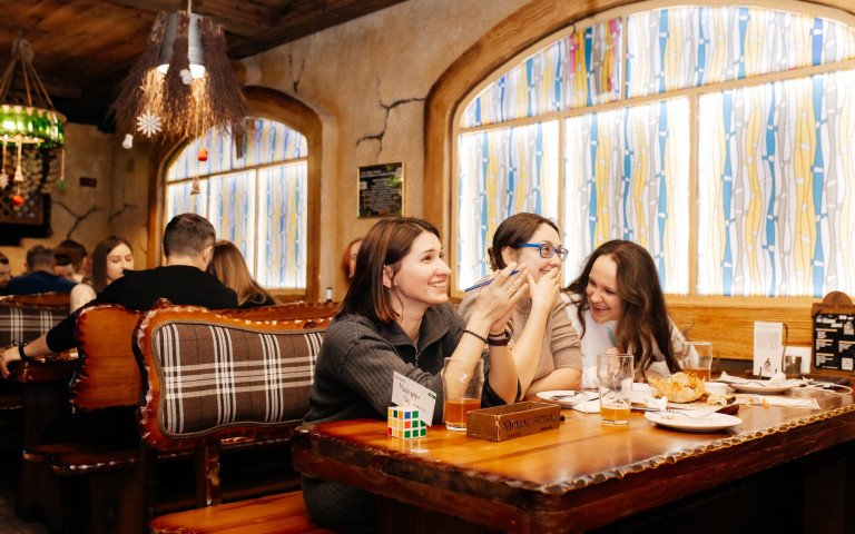 люди за столом