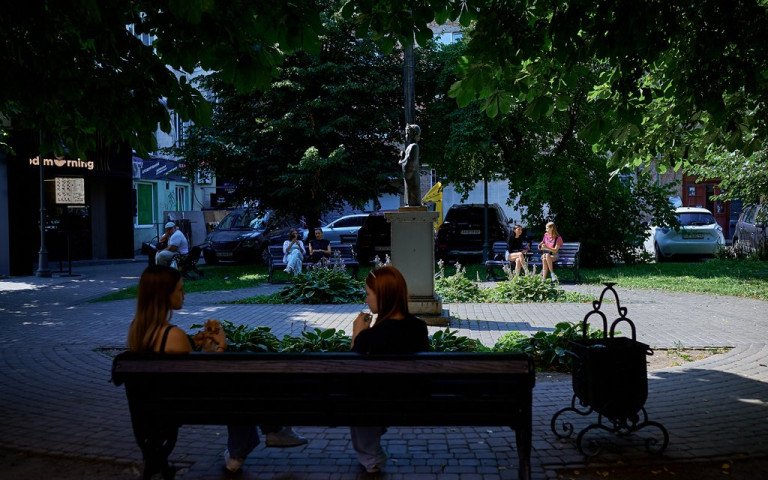 52°C на лавці. Ми взяли термометри і поекспериментували в Луцьку