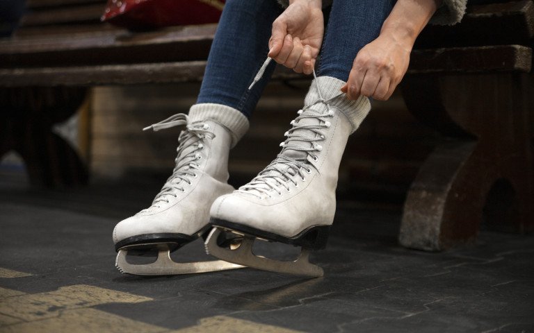 людина взуває ковзани