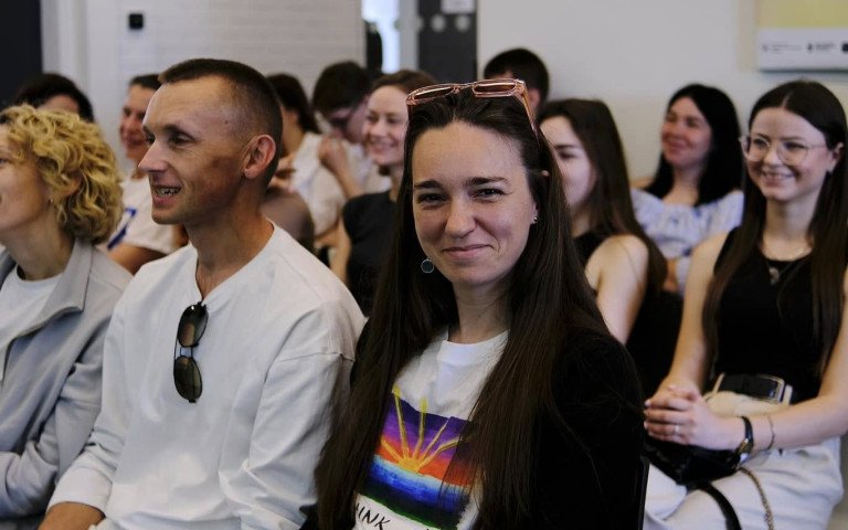 люди сидять на лекції