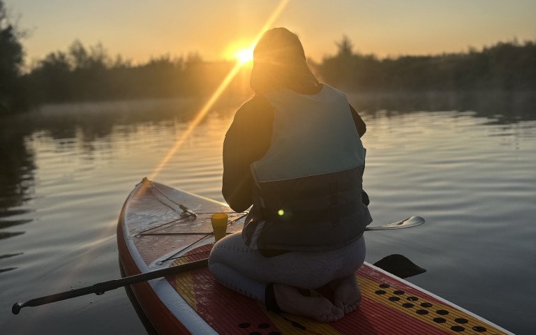 людина на SUP-дошці.