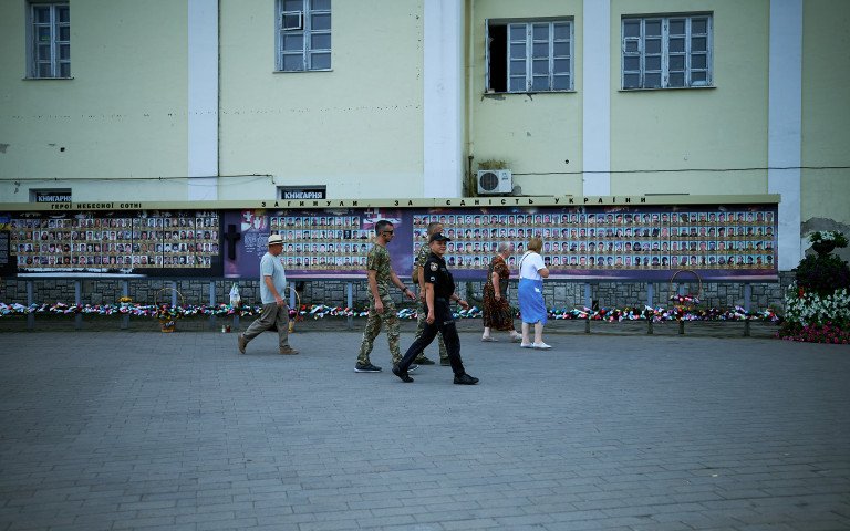 Фотостенди пам’яті у Луцьку доведеться розширити