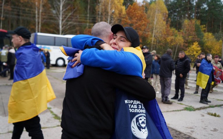 жінка обіймає звільненого з полону чоловіка
