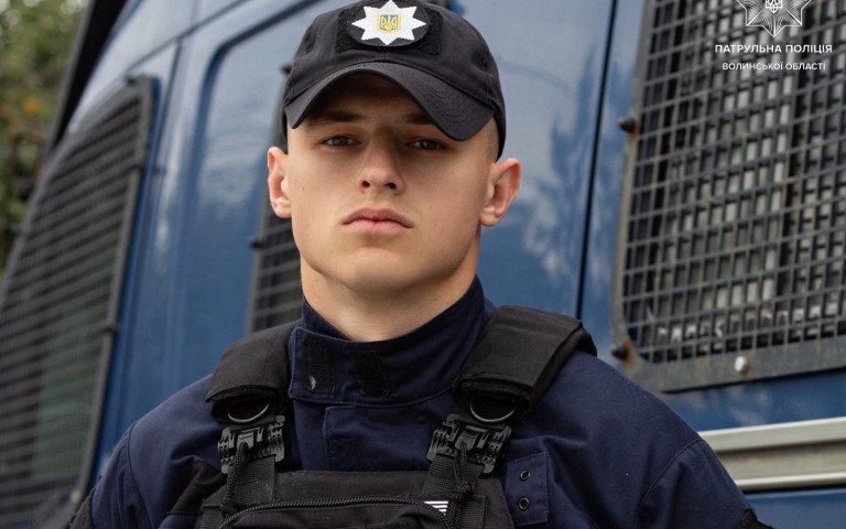 патрульний поліцейський у формі на бронежилеті