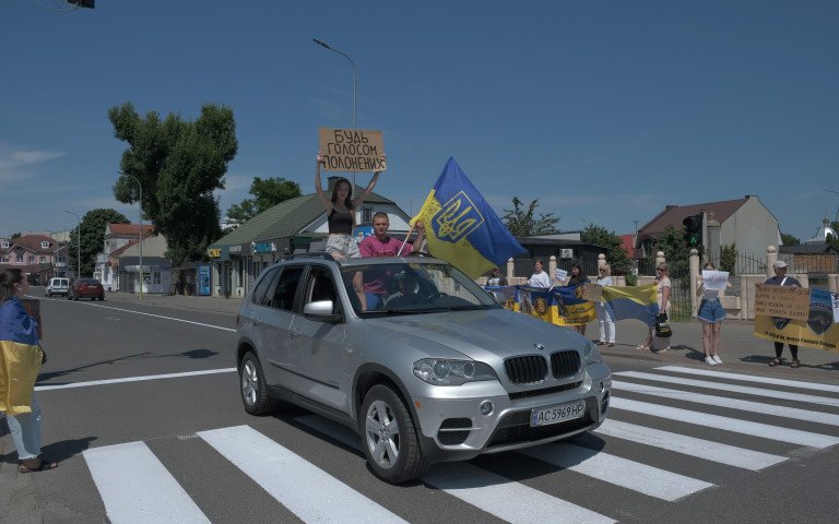 активісти з плакатами на вулиці
