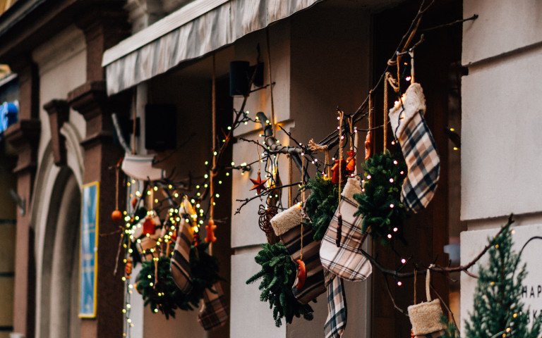 У Луцьку анонсували різдвяний кіноперегляд. оздоба міста