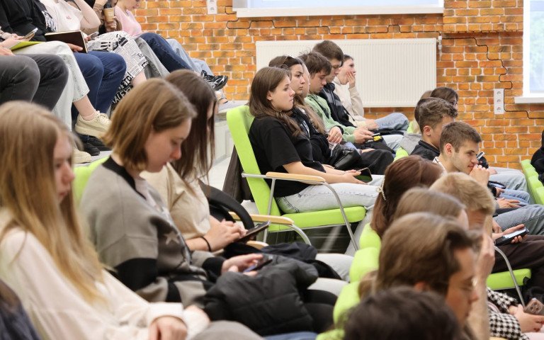 молодь в аудиторії