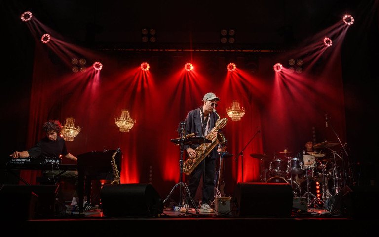 У Луцьку організували 19-й Міжнародний джазовий фестиваль Art Jazz. людина на сцені