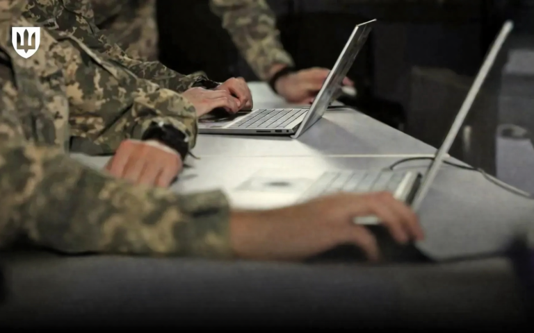 люди з ноутбуками