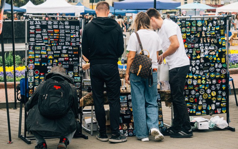 люди на ярмарку