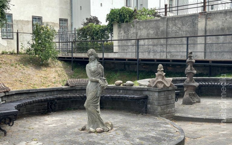 дворик заповідник скульптури
