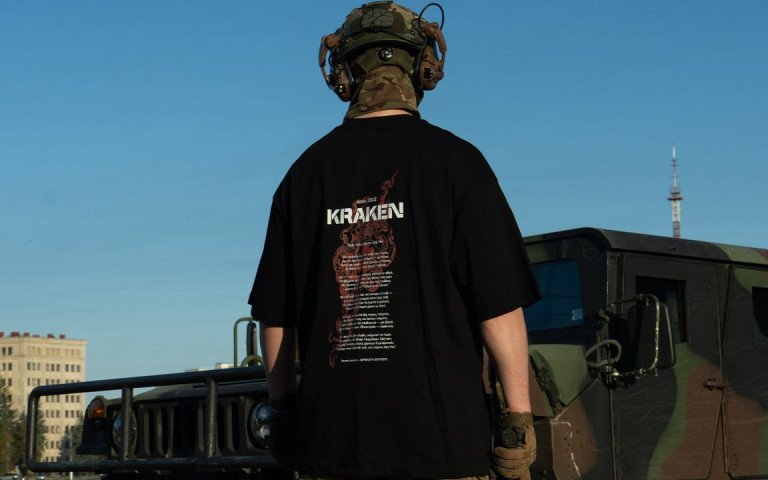 Лучанам презентували благодійний мерч від Kraken футболка