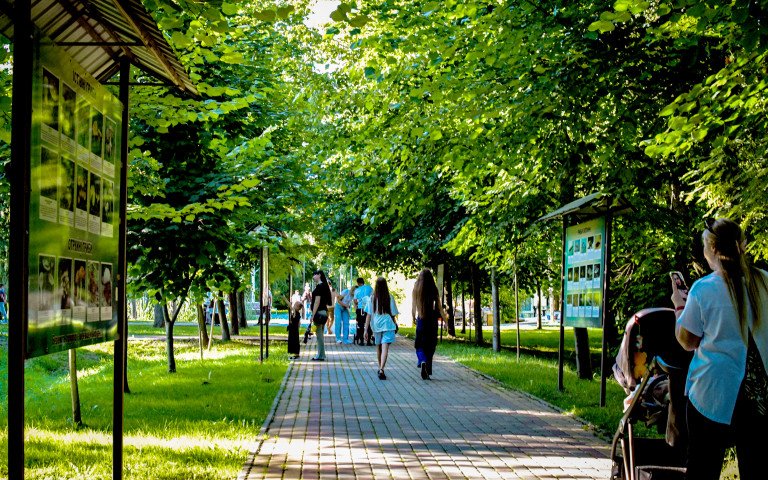 Центральний парк Луцька. Люди гуляють парком.
