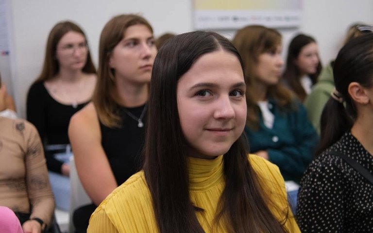дівчина сидить на лекції