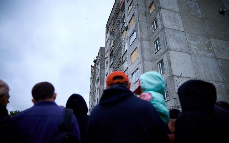 Люди біля зруйнованого після атаки у ніч на 6 червня будинку. Люди біля зруйнованого після атаки у ніч на 6 червня будинку.