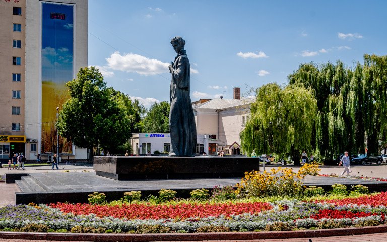 Пам'ятник Лесі Українці у центрі Луцька