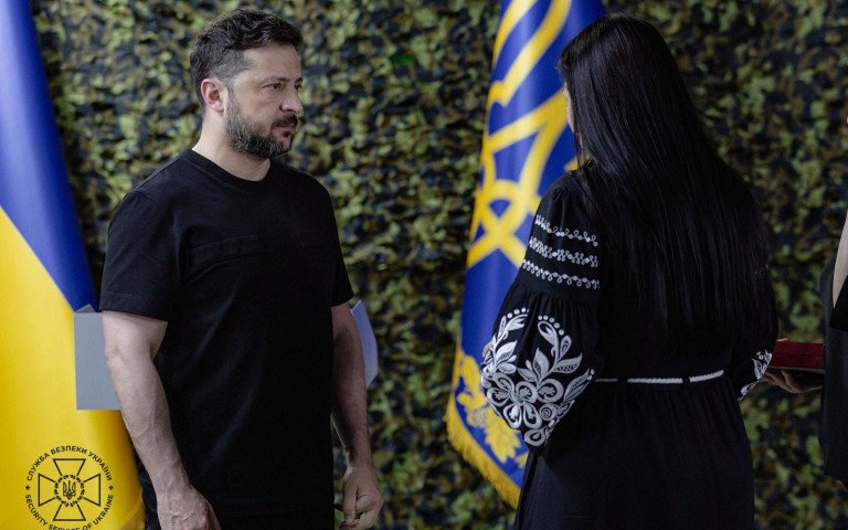 президент вручає нагороду