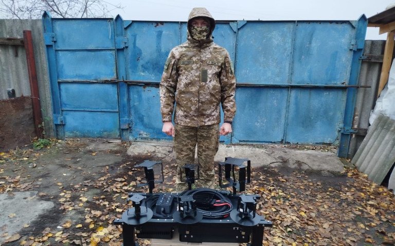 Військовий стоїть біля засобів радіоелектронної боротьби (РЕБ)