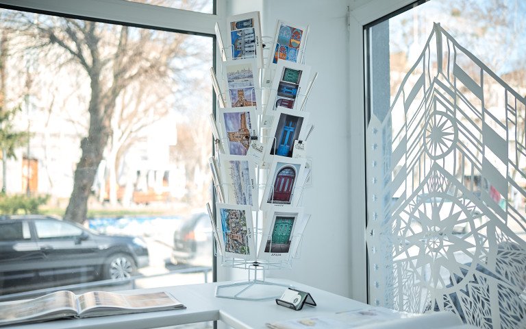 Уряд розширив перелік платних послуг для закладів культури. листівки