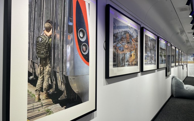 До Луцька приїжджав потяг з фотовиставкою про війну «Відвага нації» фотовиставка