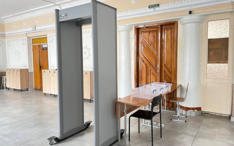 металодетектор у школі