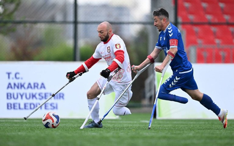 футболісти на полі