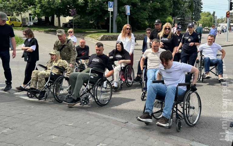 люди на кріслах колісних