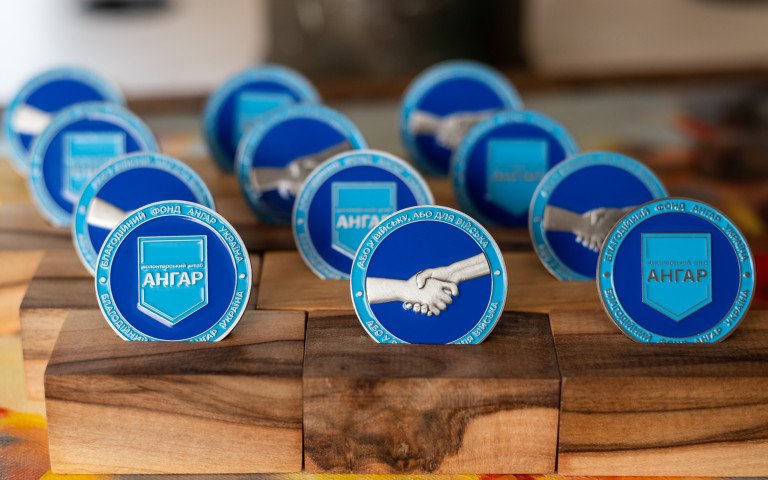 відзнаки від БФ «Ангар.Україна»