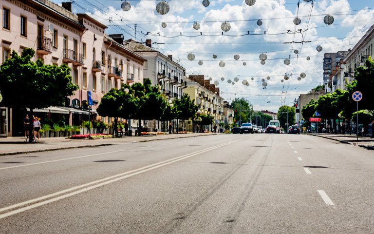 вулиця у місті без автомобілів