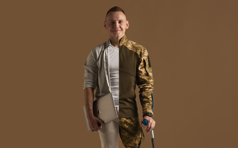 Віктор Шмедюк Віктор Шмедюк. На ілюстрація на половину у цивільній, на половину у військовій формі