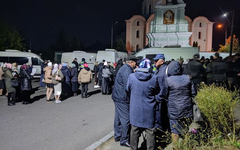 Виселення громади УПЦ МП із Успенського собору Люди і поліція біля Успенського собору