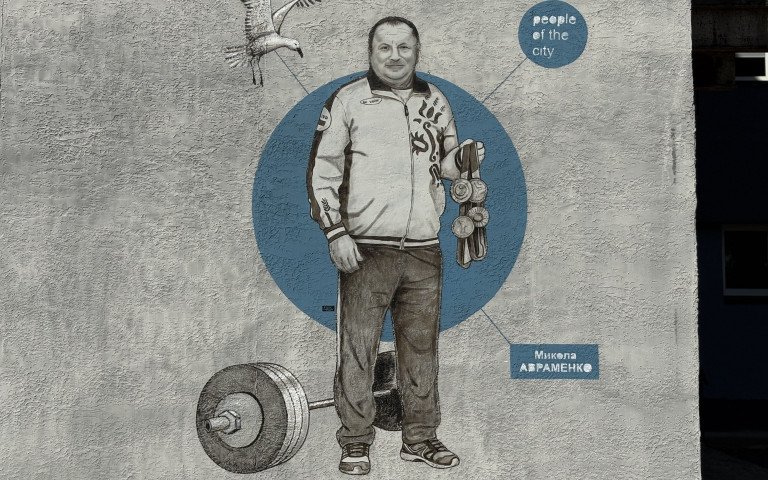 Тренер Микола Авраменко став героєм муралів «Люди міста» Тренер Микола Авраменко став героєм муралів «Люди міста»