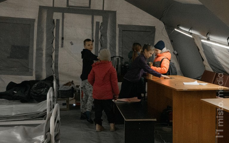 діти у пункті незламності