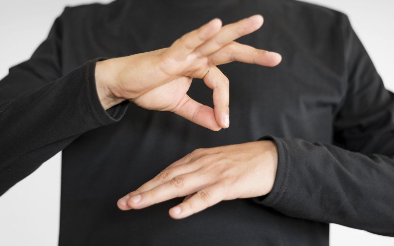 людина показує жест